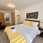 Quiet 2 Bedrooms And 2 Bathrooms With Free Parking