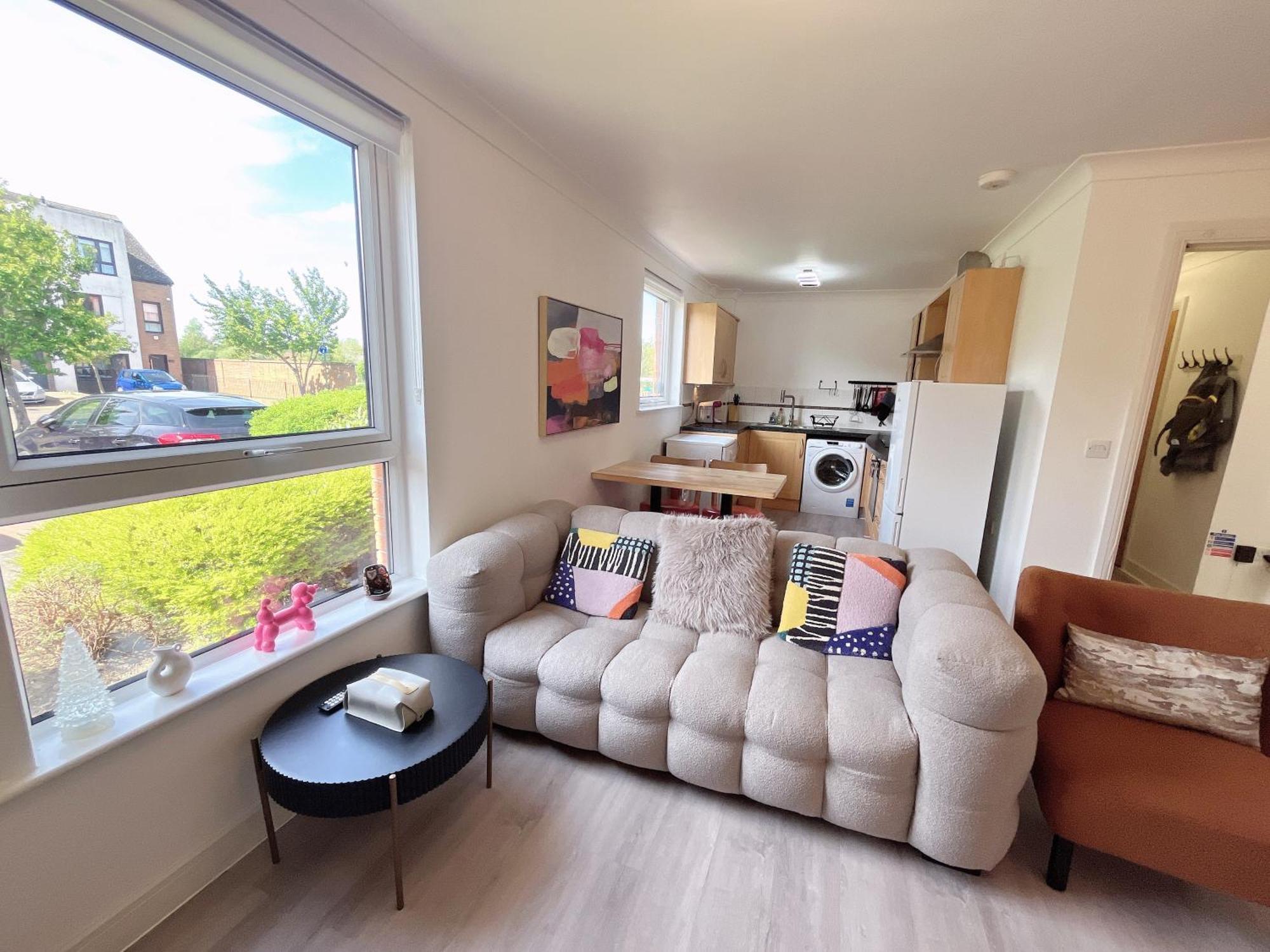 Quiet 2 Bedrooms And 2 Bathrooms With Free Parking